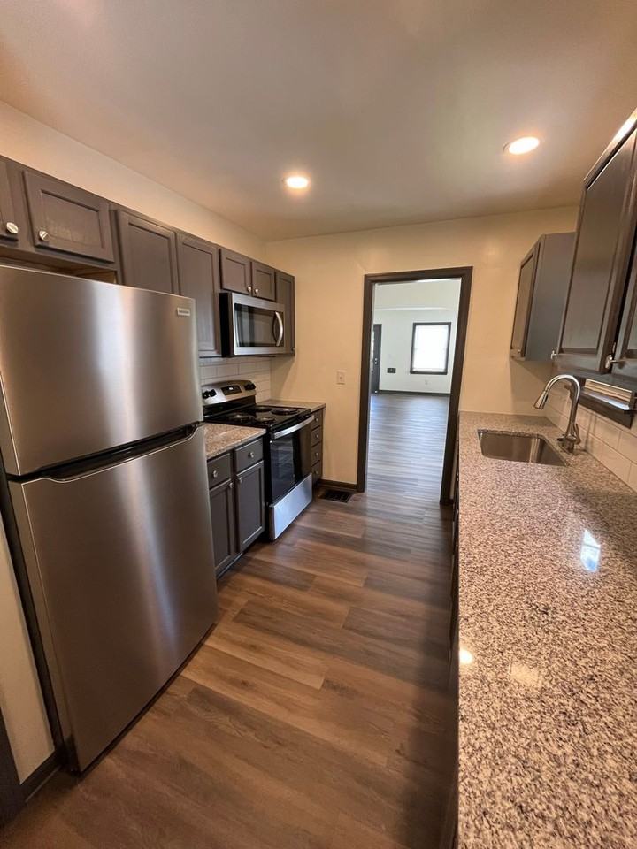 1079 Fairwood Ave - Photo 3 of 16