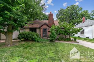 featured image of 605 S Beverly Dr