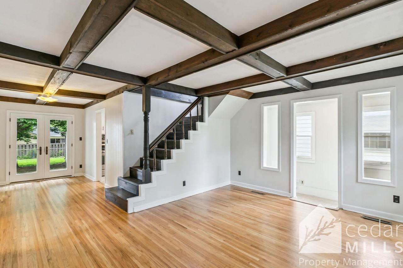 605 S Beverly Dr - Photo 2 of 12