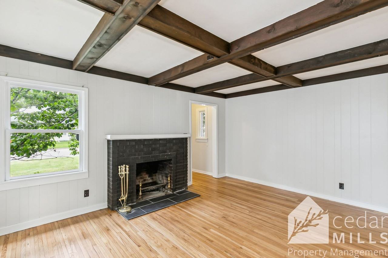 605 S Beverly Dr - Photo 3 of 12