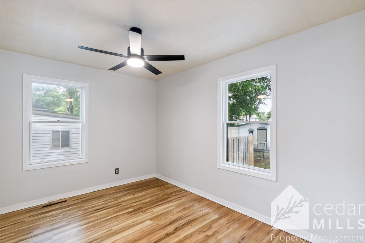 605 S Beverly Dr - Photo 6 of 12