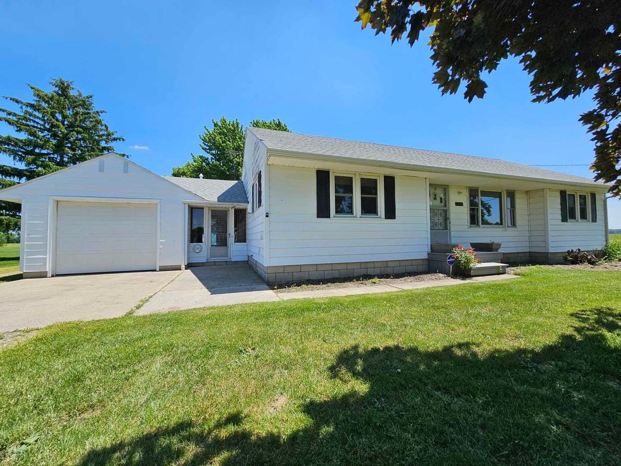 22886 Dunbridge Rd - Photo 2 of 5