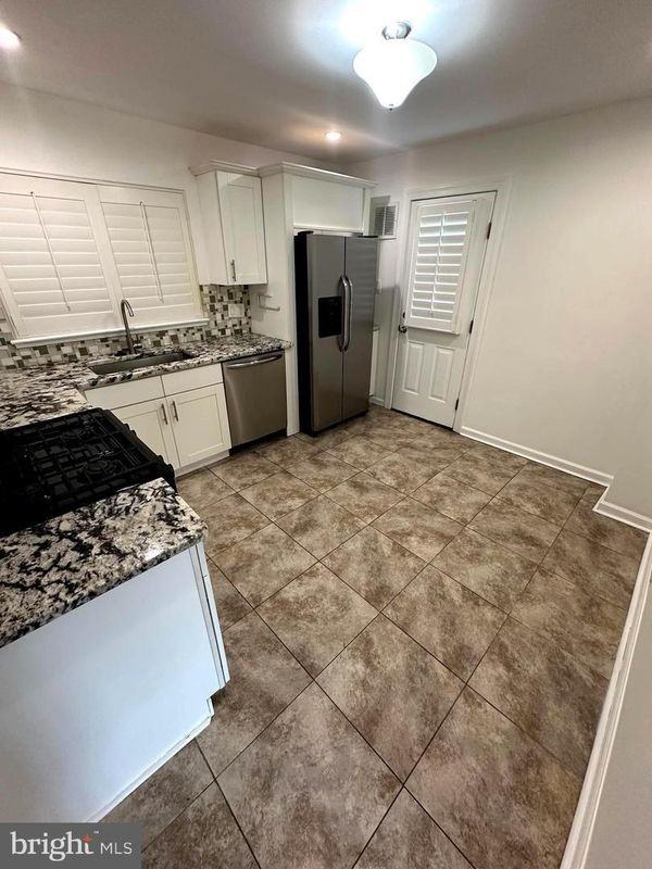 4030 Lyons St - Photo 3 of 16