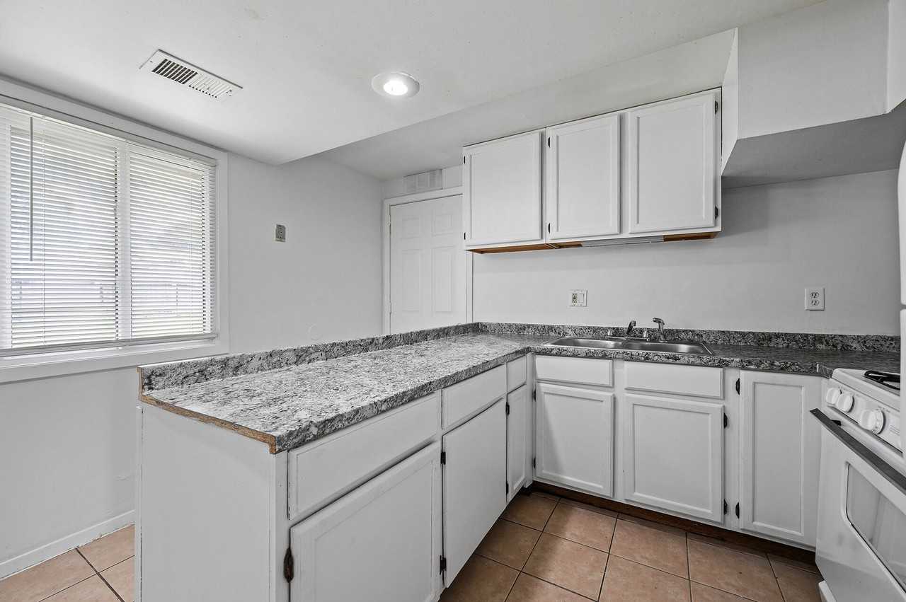 233 26th Ave Ne - Photo 4 of 22