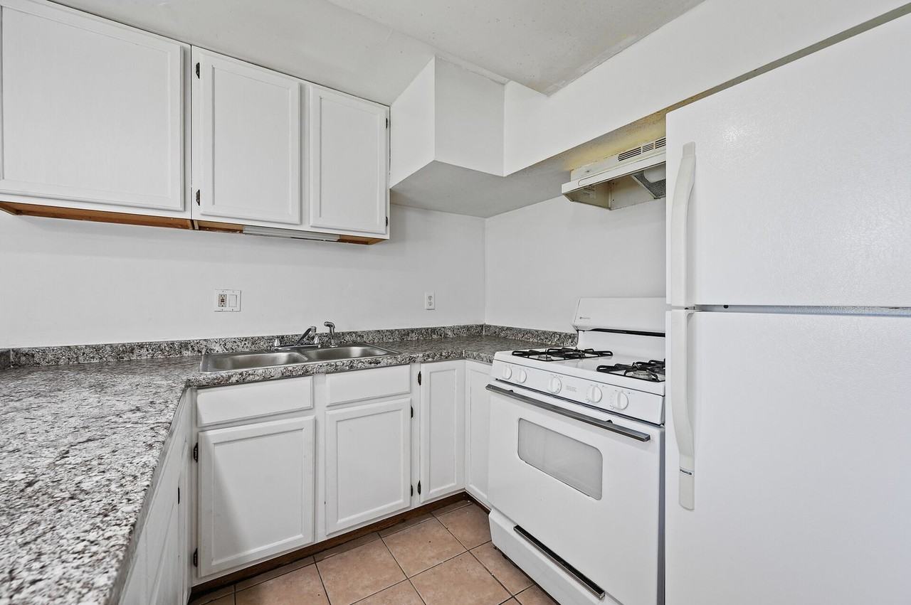 233 26th Ave Ne - Photo 5 of 22