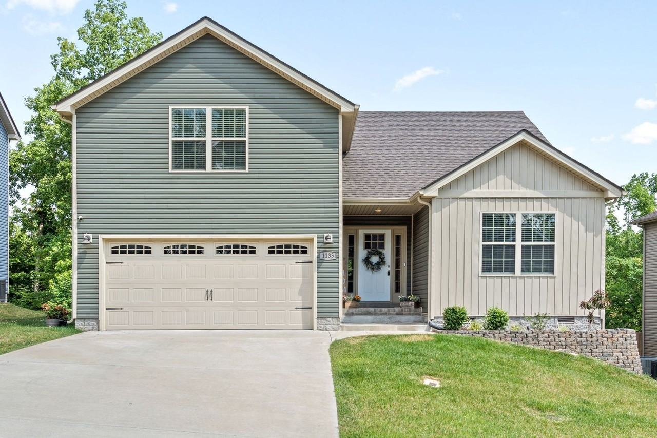 1133 Old Charlotte Trce