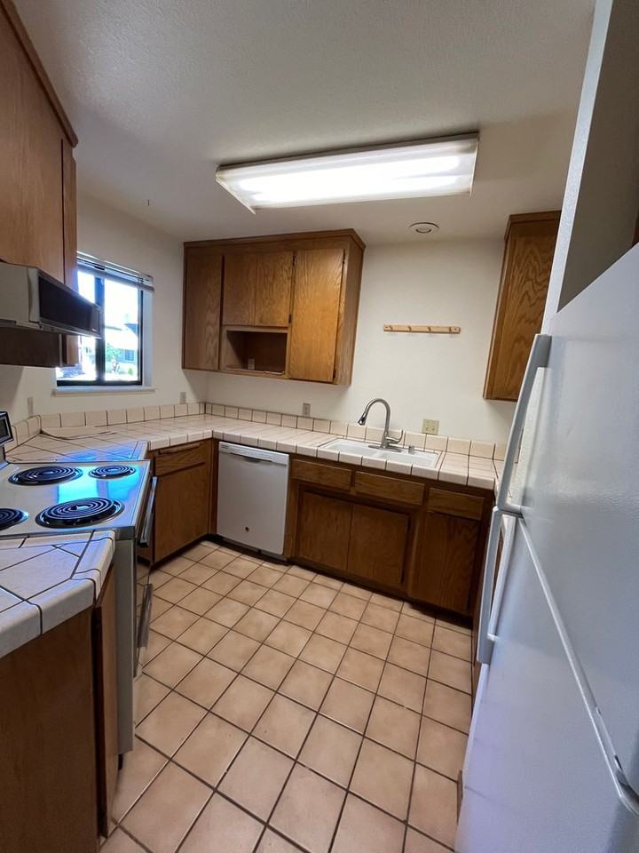 870 Adams St - Photo 5 of 16