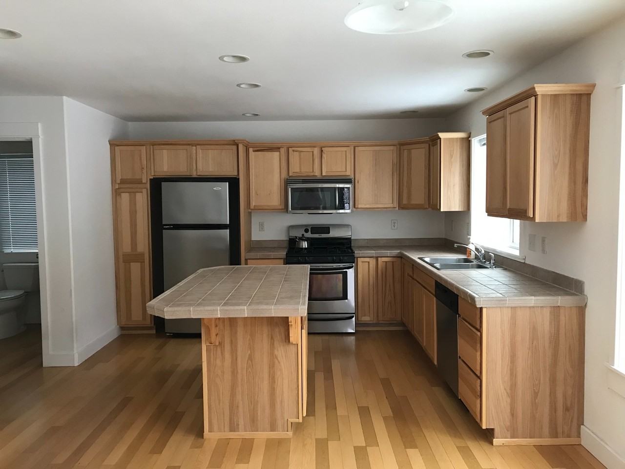 1058 Bismark St - Photo 3 of 15