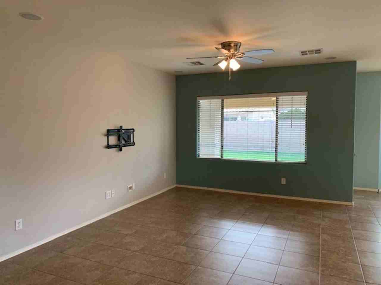 1049 E Sourwood Dr - Photo 3 of 18