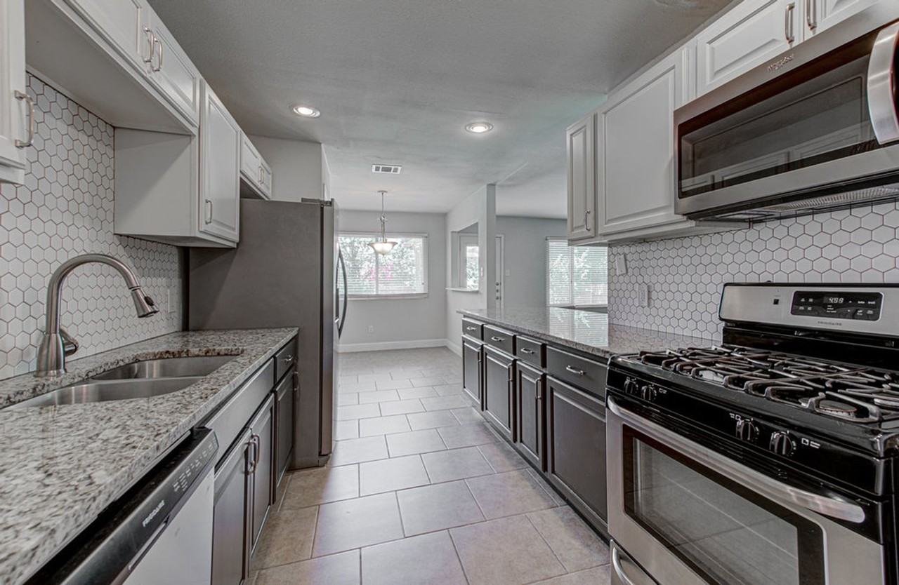 1711 Cricket Hollow Dr - Photo 5 of 15