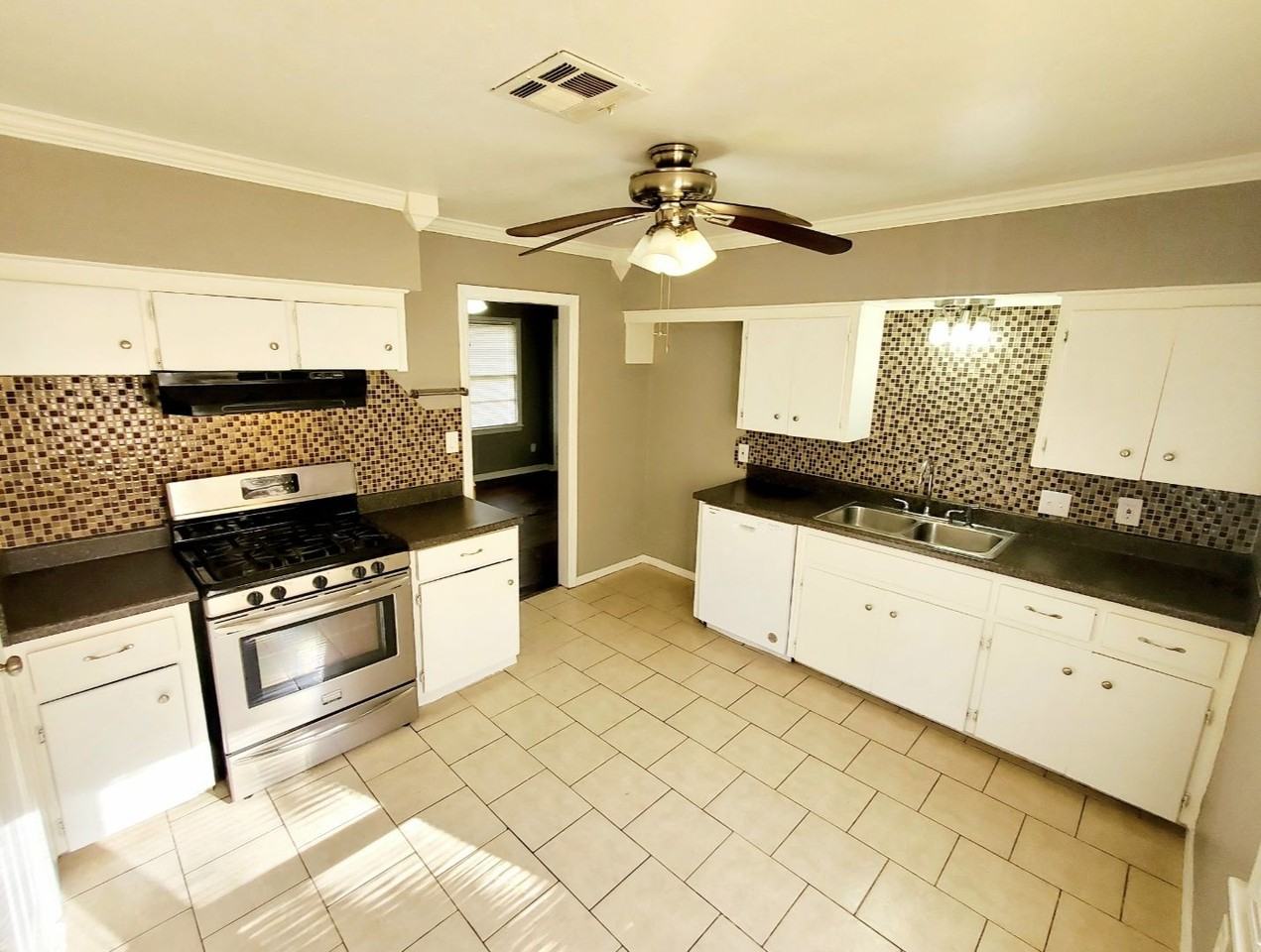 2601 S Glenn Ave - Photo 4 of 18