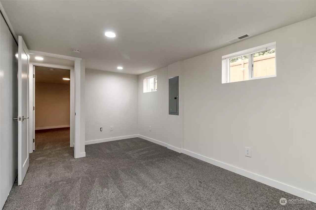 150 S 84th St #B - Photo 3 of 5