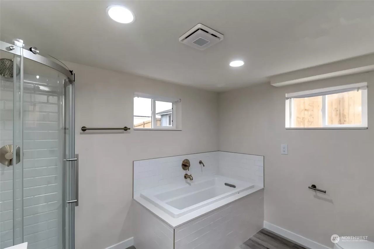150 S 84th St #B - Photo 4 of 5