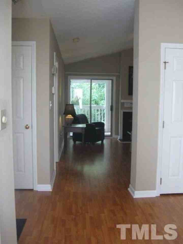 6111 Sunpointe Dr - Photo 4 of 27