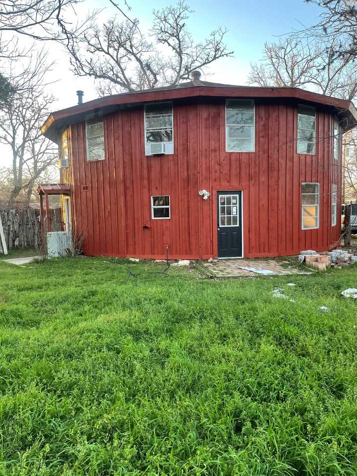 302 Dallas St #NA - Photo 3 of 14