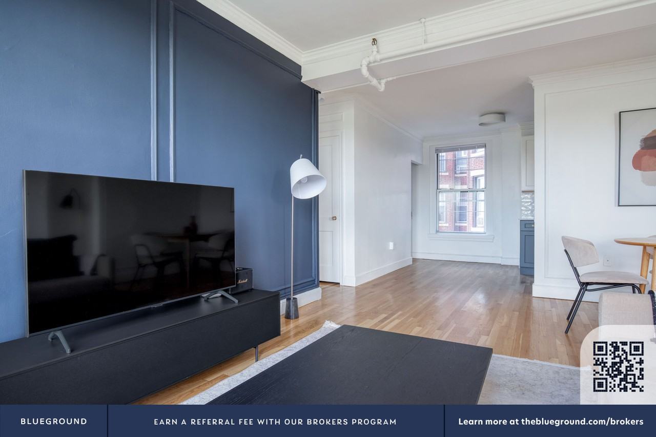 1284 Beacon Street - Photo 5 of 33