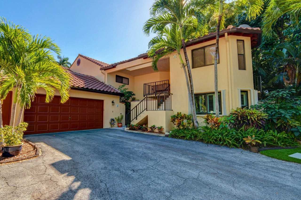 20 Vía Lago - Photo 2 of 8