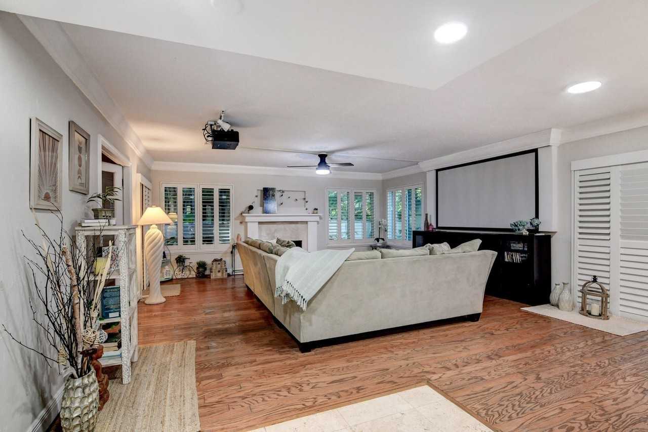 20 Vía Lago - Photo 3 of 8