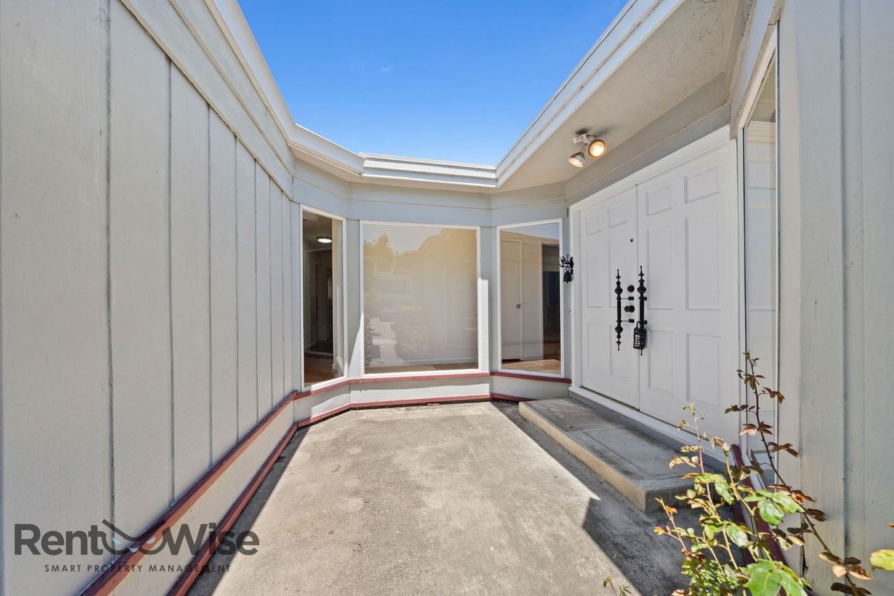 341 Grunion Ct - Photo 3 of 42