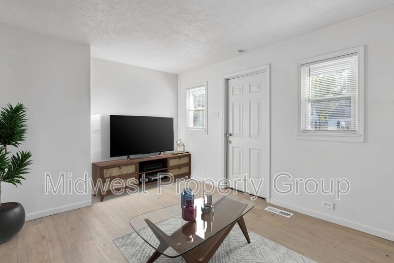 2330 Burns Ave - Photo 3 of 18
