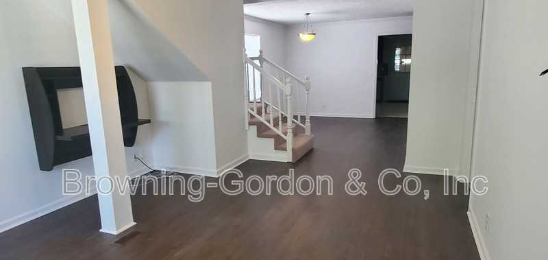 923 Phillips St - Photo 2 of 15