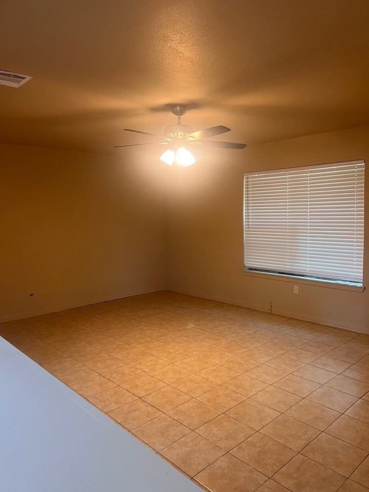 103 Castle Oaks St - Photo 3 of 9