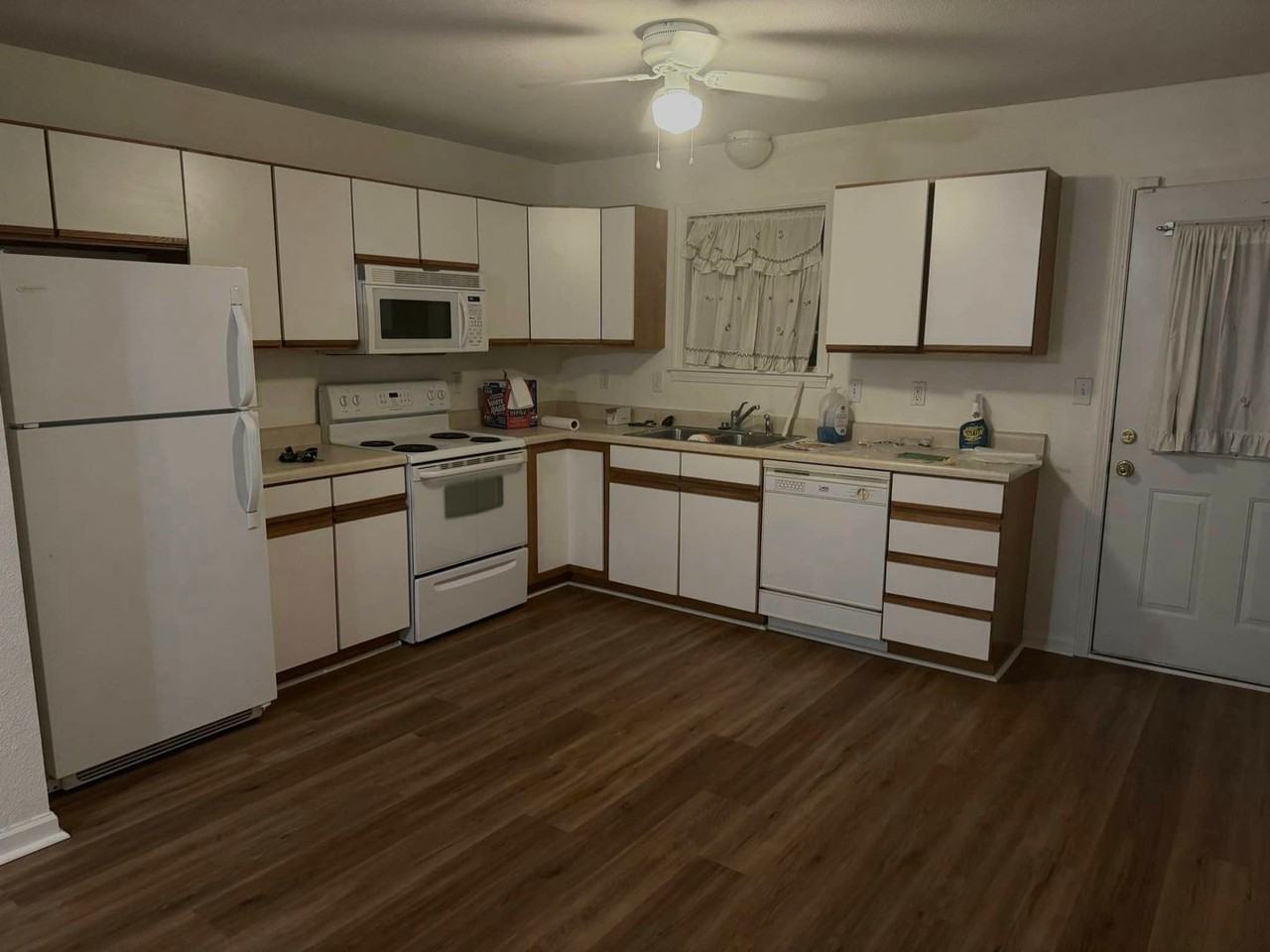 416 Oak St - Photo 2 of 28