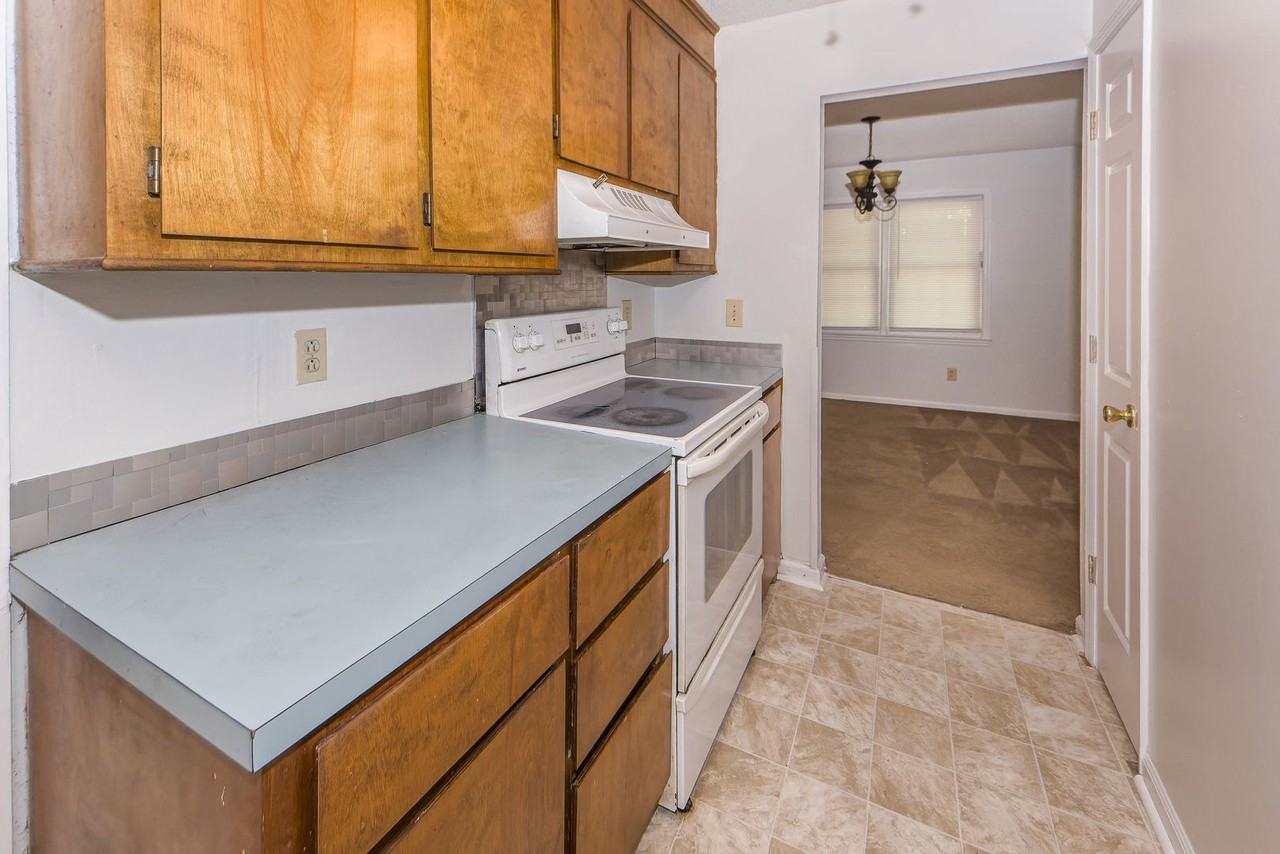 305 Chessington Circle - Photo 7 of 37