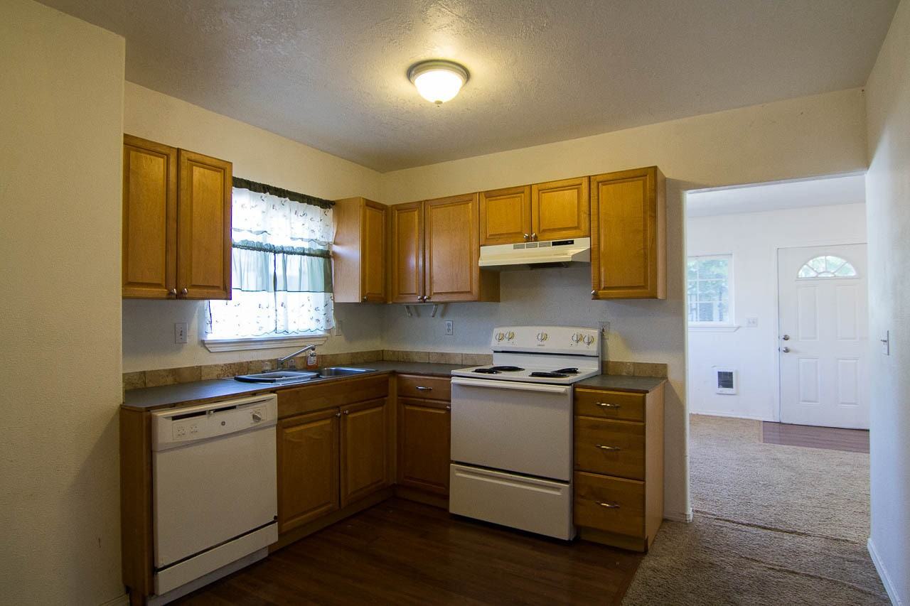 1030 Norway St Ne - Photo 5 of 11
