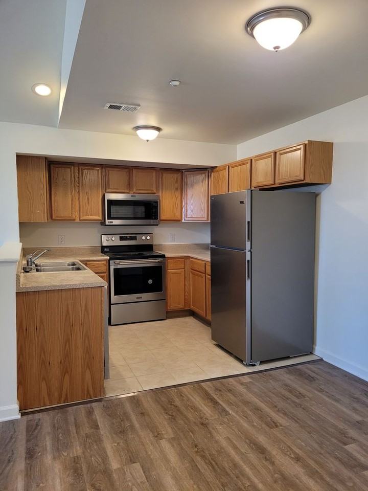 670 Bassett Dr Apt 3d #3D - Photo 2 of 12
