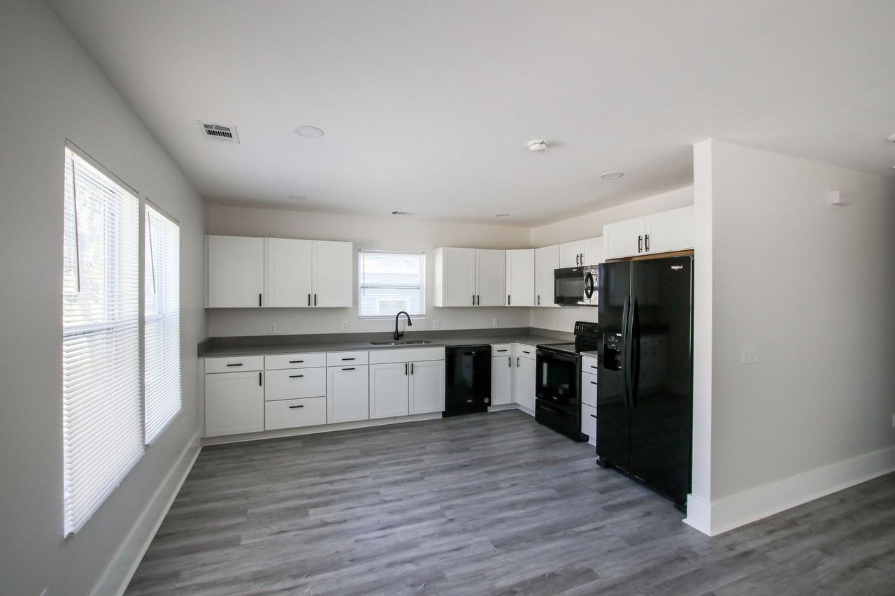 1113 East 69th Street - Photo 5 of 23