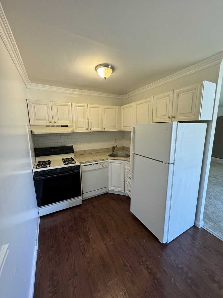 3980 Commerce Ave #B9 - Photo 3 of 8