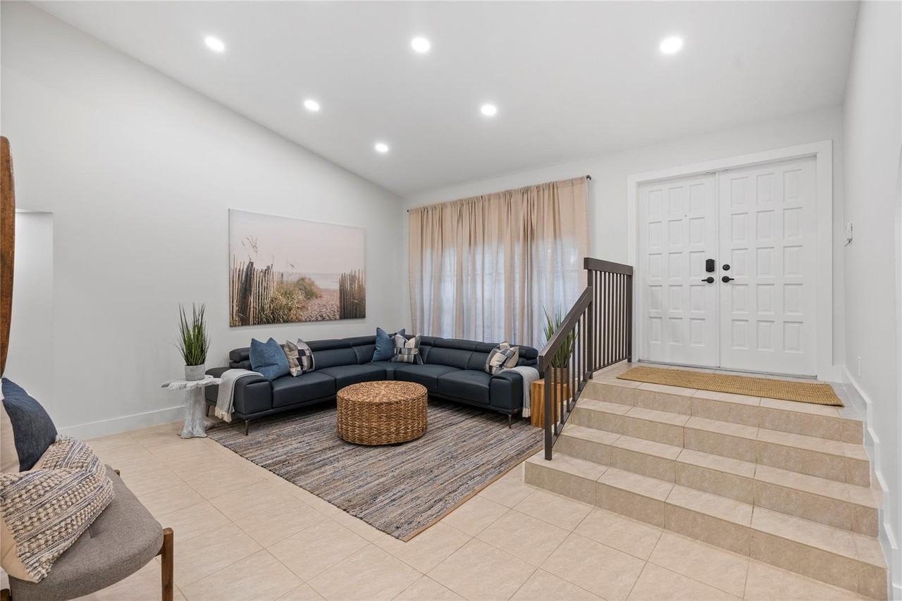 10877 Nw 6th St - Photo 3 of 8