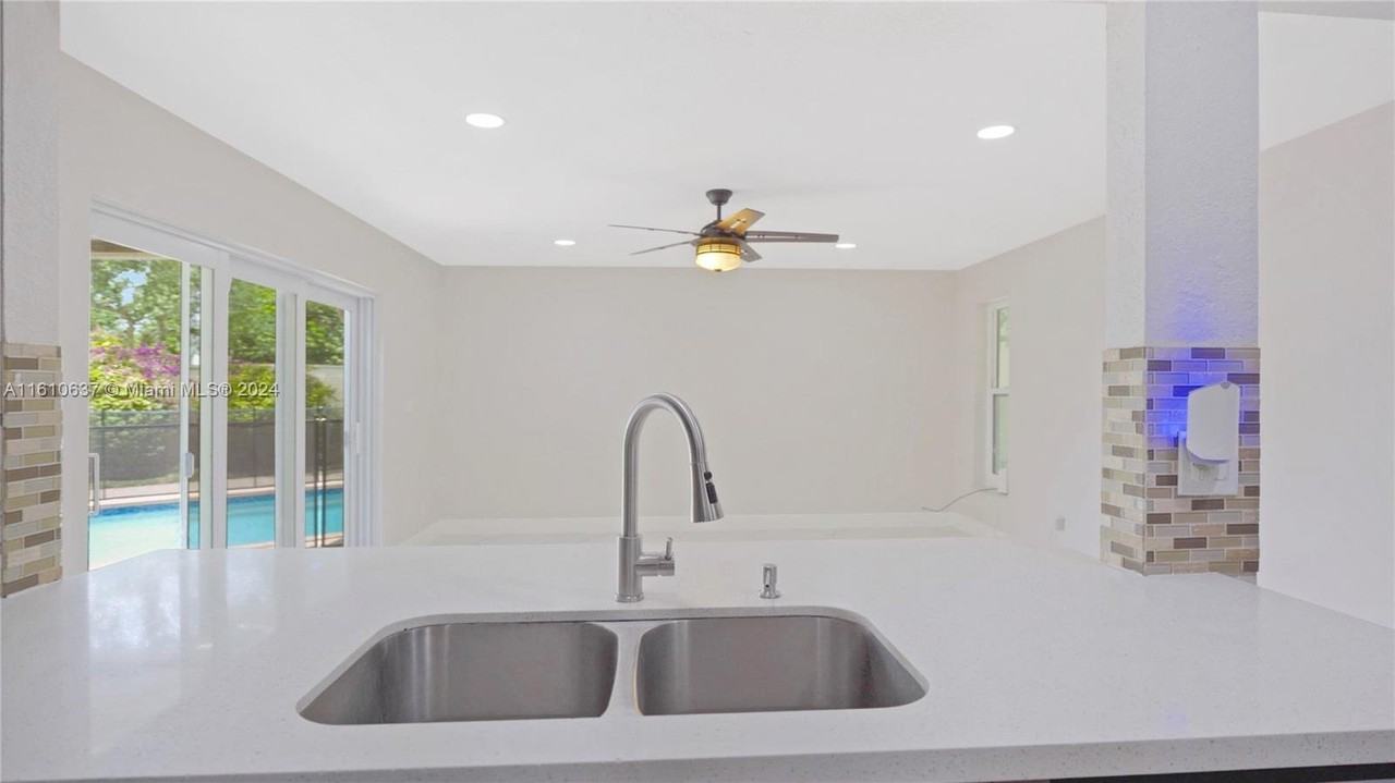 6590 Sw 13th St - Photo 2 of 8