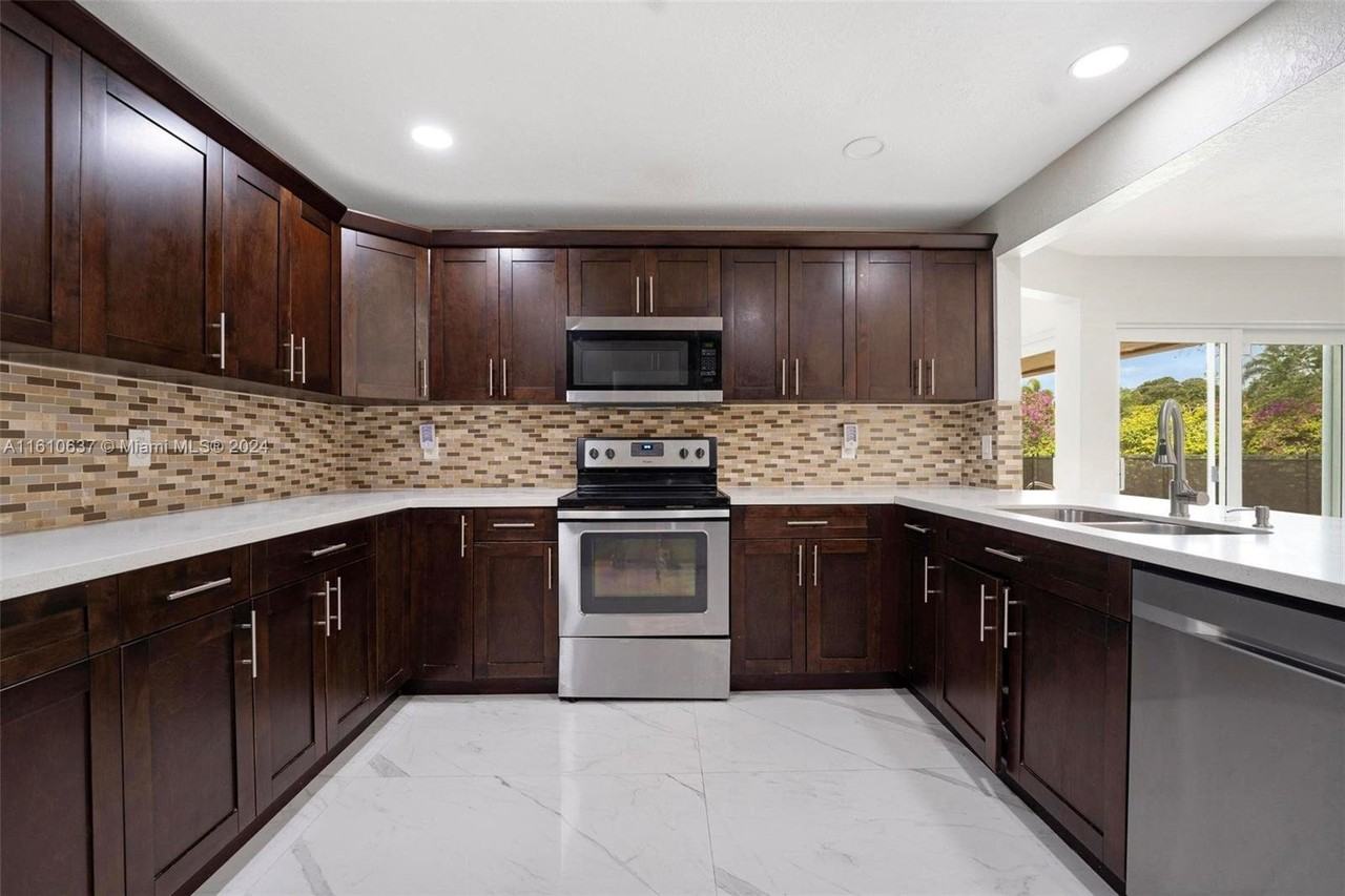 6590 Sw 13th St - Photo 3 of 8