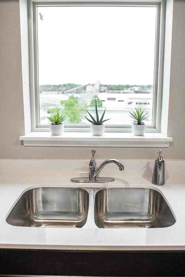 Grand Crossing - Photo 4 of 50