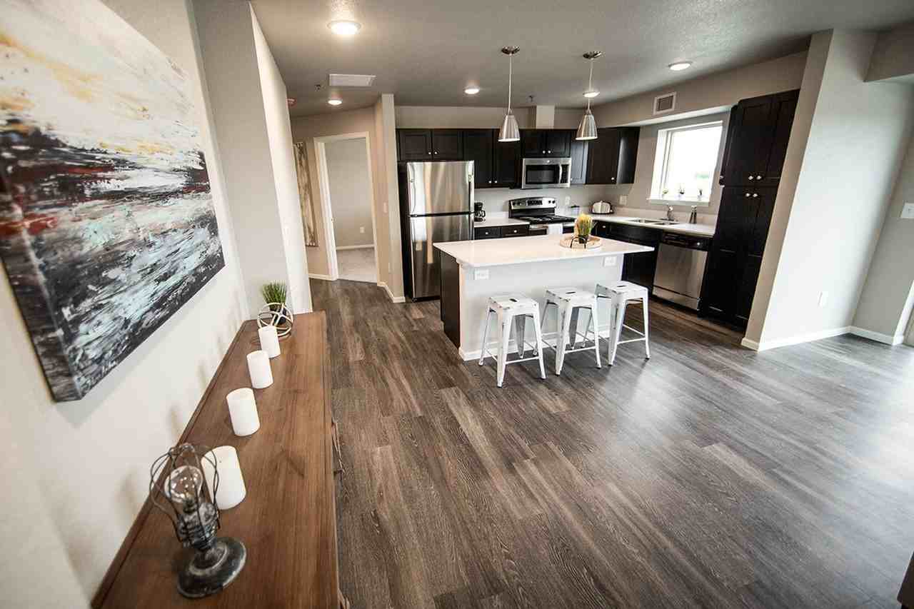 Grand Crossing - Photo 7 of 50