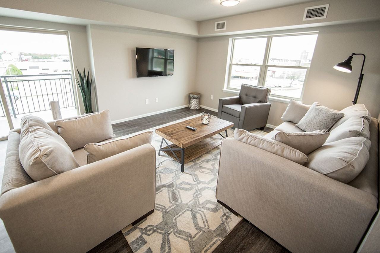 Grand Crossing - Photo 2 of 50