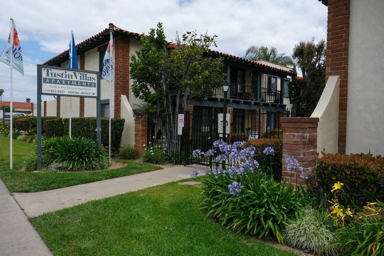 Tustin Villas - Photo 2 of 11