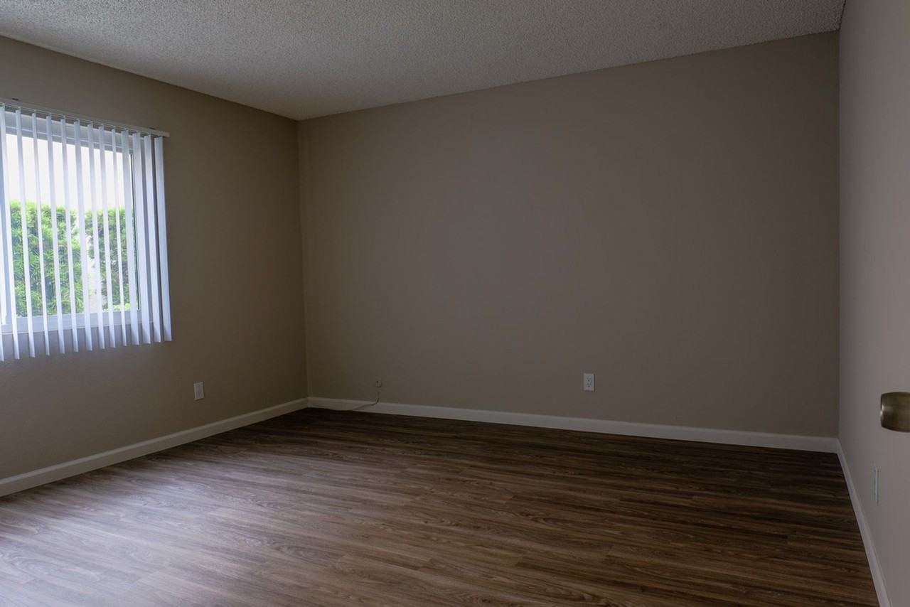 Tustin Villas - Photo 7 of 11