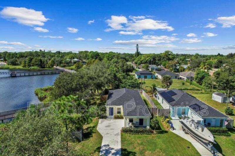 5032 Se Flounder Ave - Photo 2 of 17