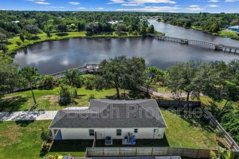 5032 Se Flounder Ave - Photo 3 of 17