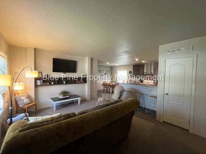 128 N 4th W - Photo 2 of 18