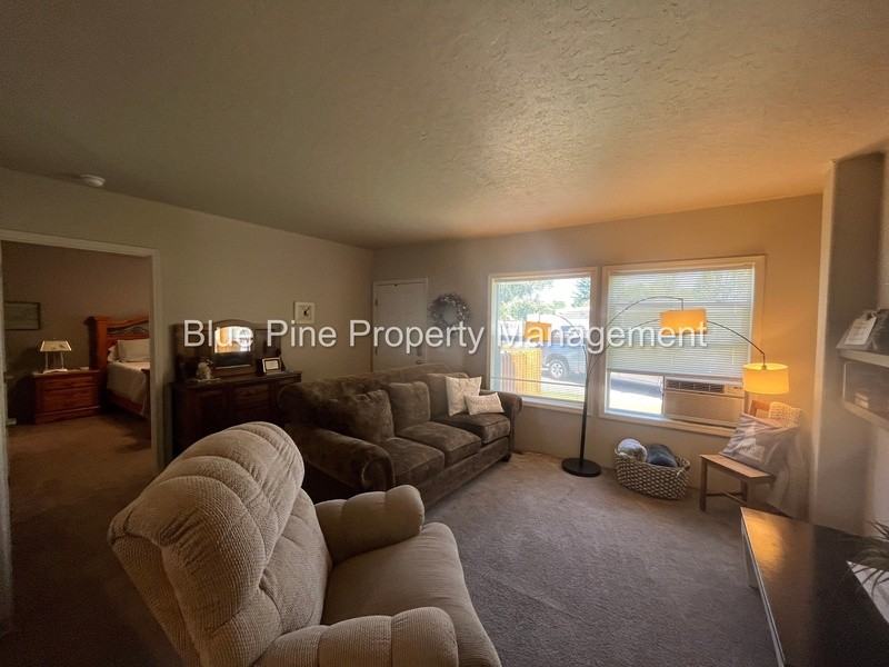 128 N 4th W - Photo 3 of 18