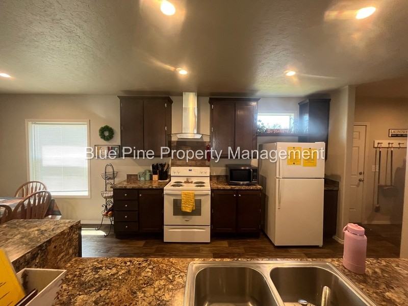128 N 4th W - Photo 4 of 18