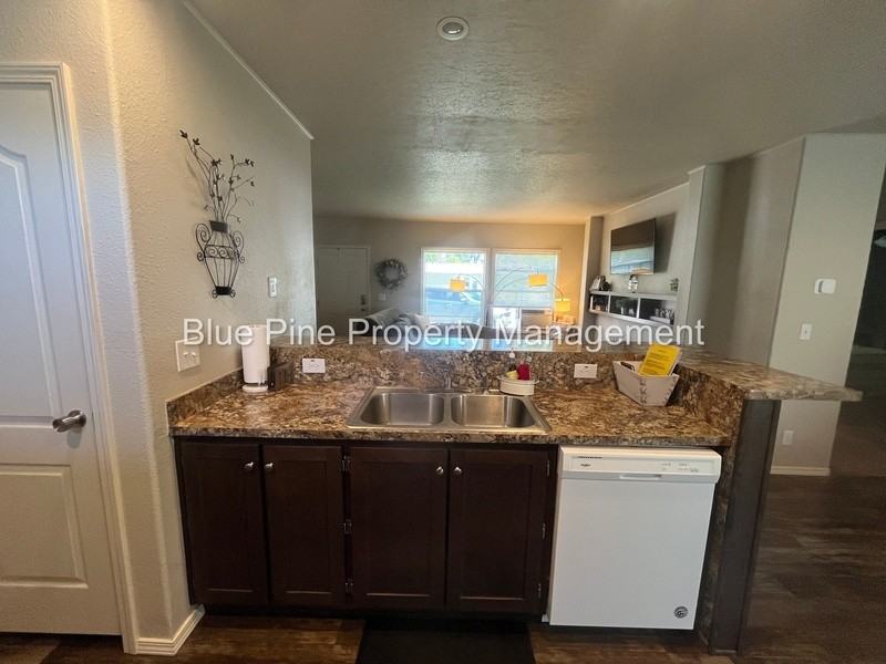128 N 4th W - Photo 5 of 18
