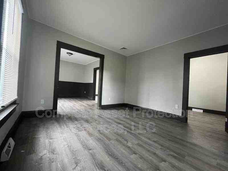 109 John St - Photo 3 of 7