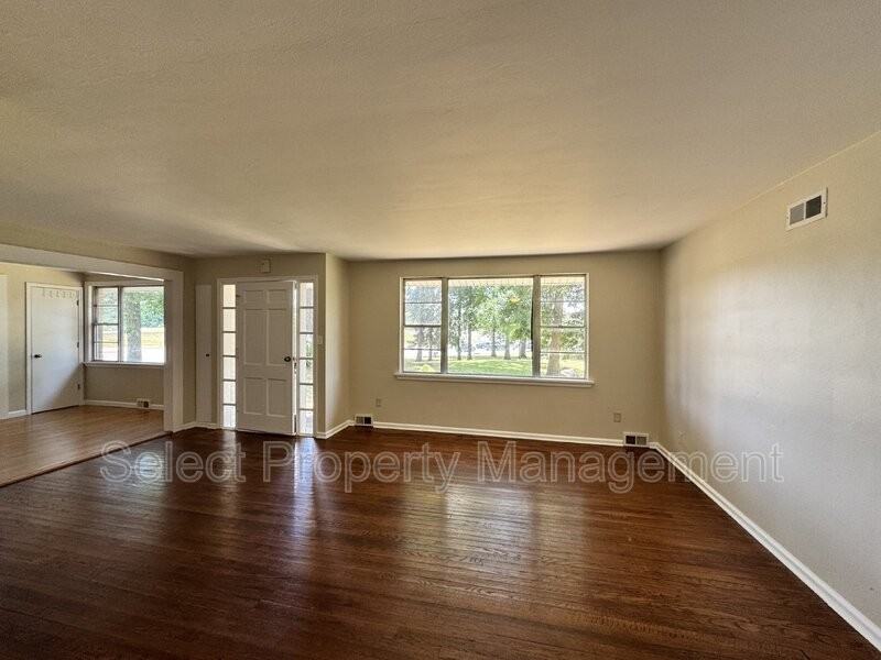 7515 Aboite Center Rd - Photo 6 of 22