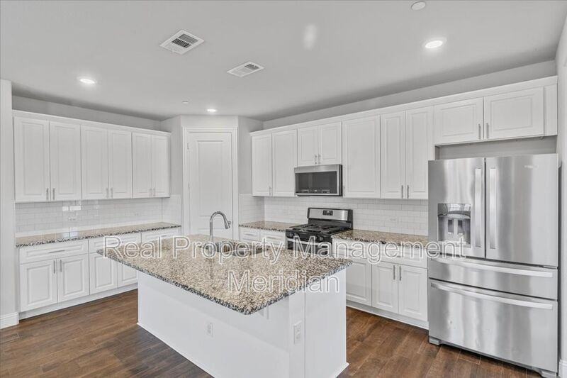 815 Ponds Edge Ln - Photo 4 of 20