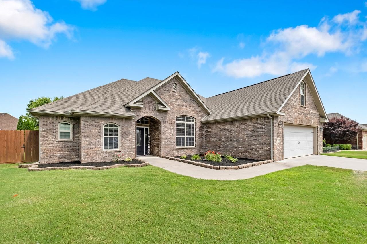 1048 Tarah Knolls Cir - Photo 2 of 31